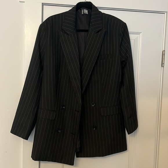 Express Black striped Designer Studio Suit set. Size 10 jacket size 8 pants. - Picture 4 of 4